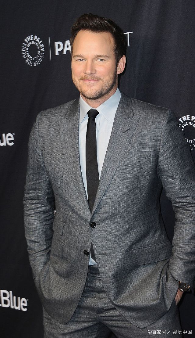 "星爵"克里斯出席活动,一身灰西装绅士儒雅气